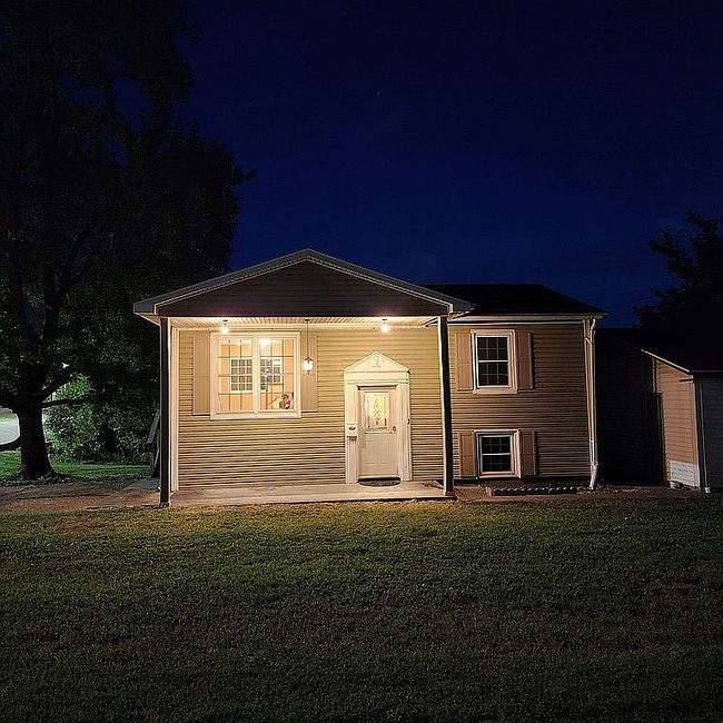 Photo of 303 Prentice St, Carterville, IL