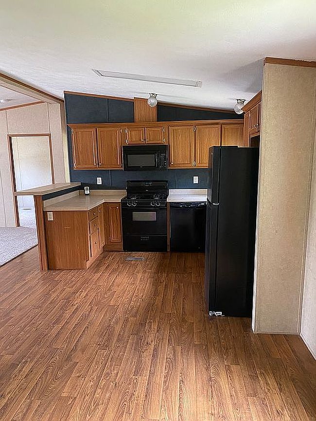 Photo of 405 Mckeage Ave, Hoyt, KS