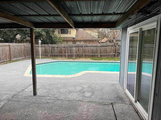 Photo of 111 Ambershadow Dr, Houston, TX
