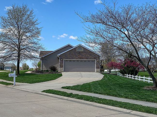 Image of 1011 W Fallen Lake Dr