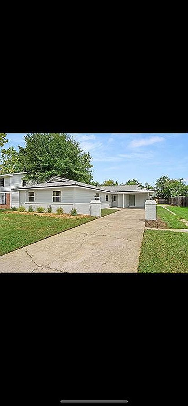 Image of 904 Greenbriar St