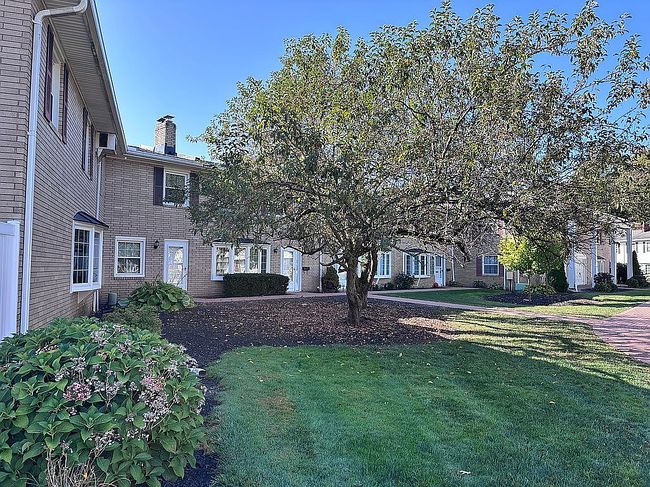 Additional photo 2 of property located at 9 Meadowlawn Dr Unit 5