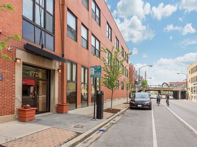 Preview of property located at 1728 N Damen Ave