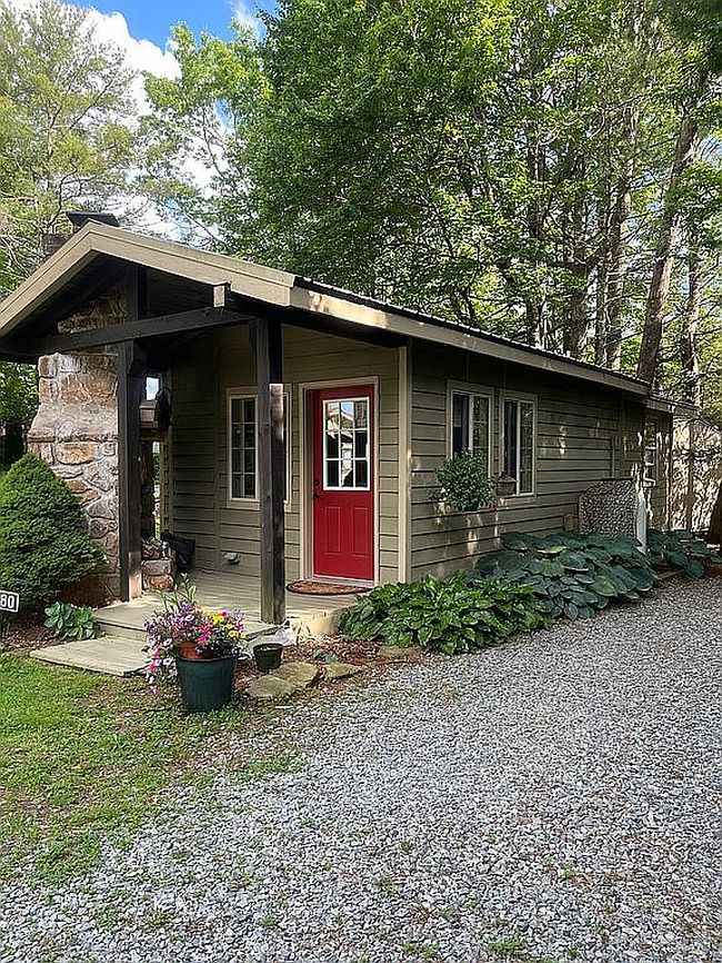 Photo of 80 Pine Valley Rd, Newland, NC