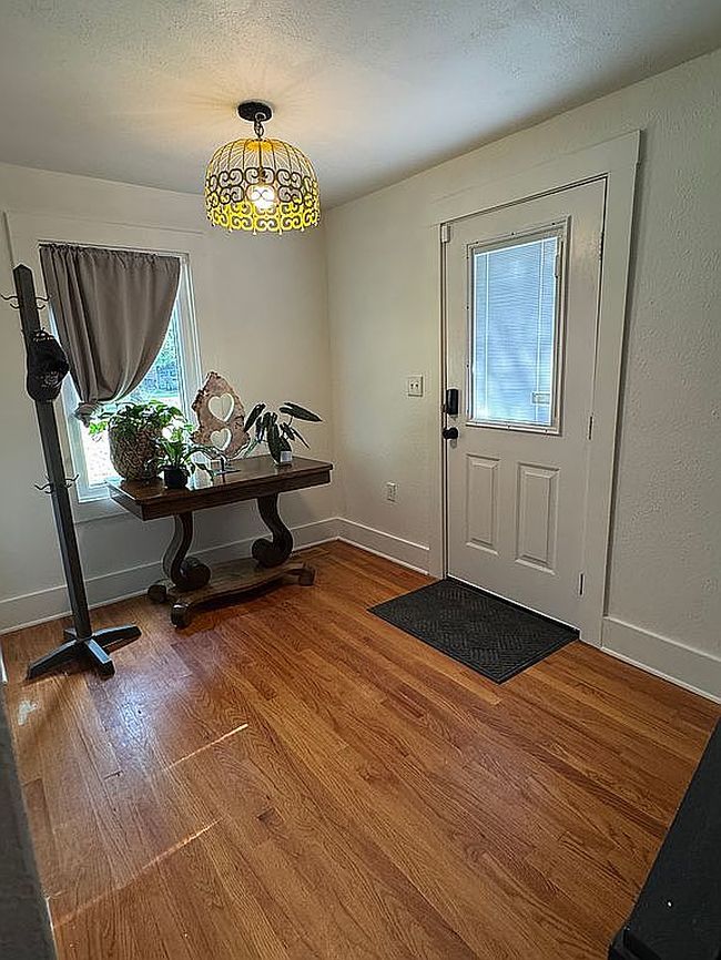 Additional photo 1 of property located at 211 Nw Alpine Dr