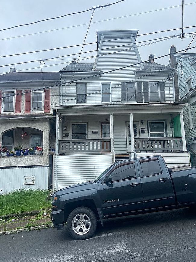 Photo of 928 W Pine St, Coal Township, PA