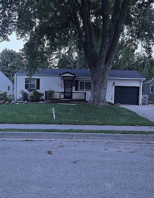 Photo of 205 Shamrock Rd, Gretna, NE
