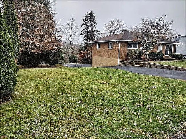 Photo of 388 Butterfield Dr, Irwin, PA