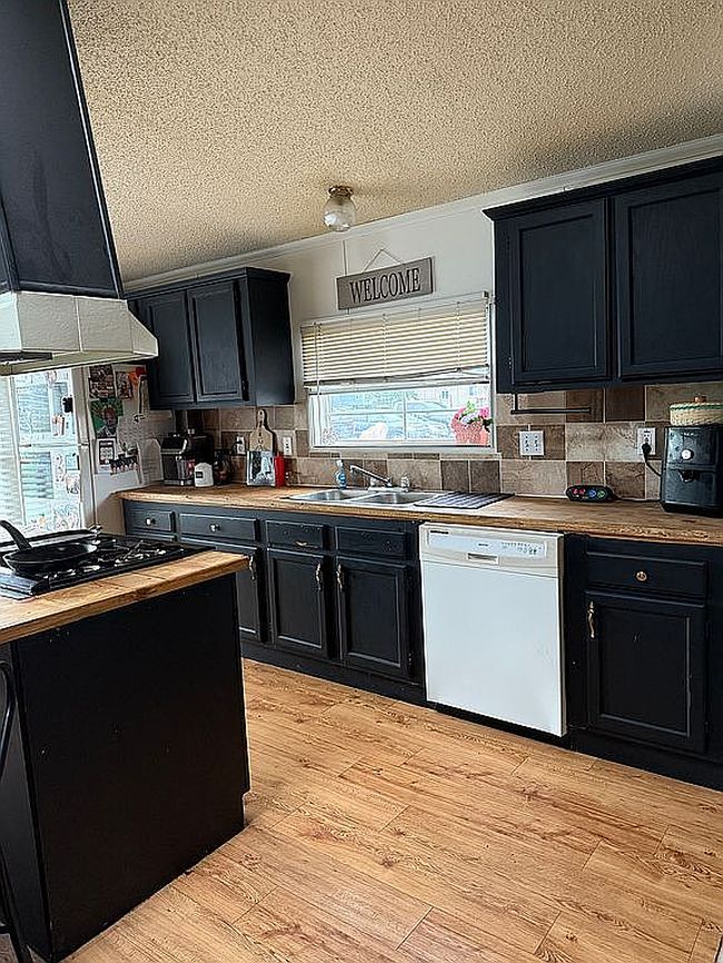 Additional photo 3 of property located at 401 N Timberline Rd Lot 94