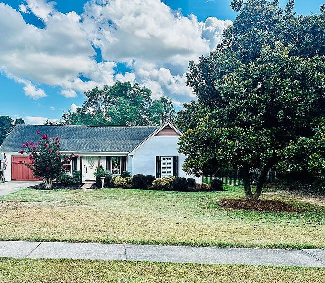 Photo of 185 N Hampton Dr, Fayetteville, GA