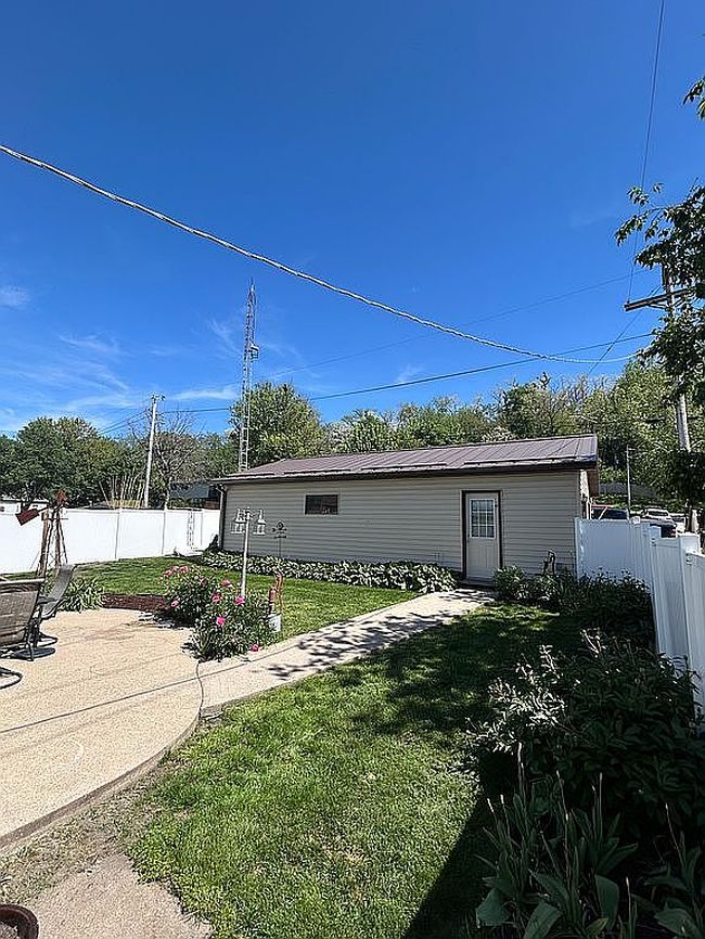 Image of 200 E 4th St