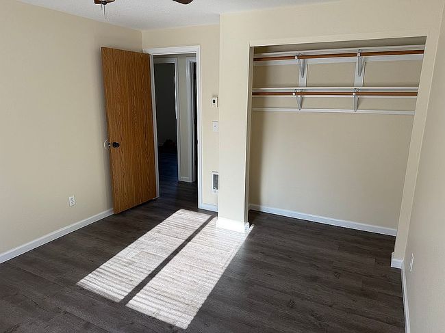 Image of 102 W Humphrey St