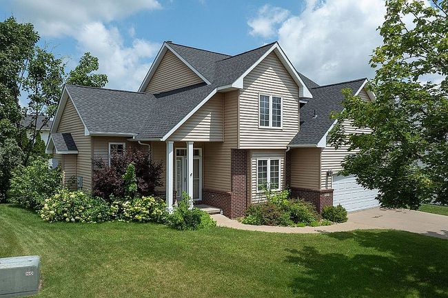 Photo of 420 Woodbine Dr, Marion, IA