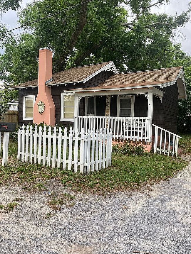 Image of 7 Broadmoor Ln