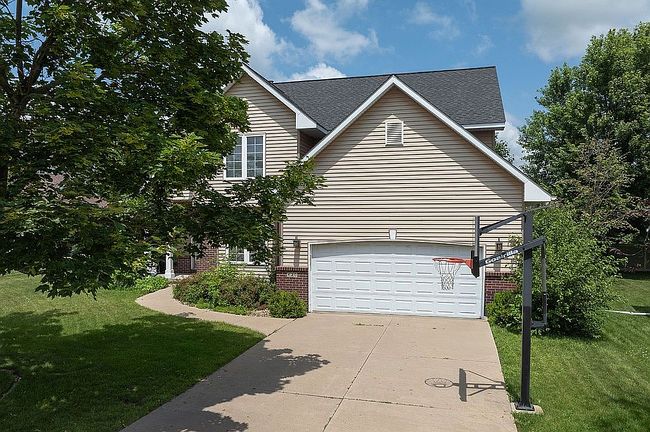 Photo of 420 Woodbine Dr, Marion, IA