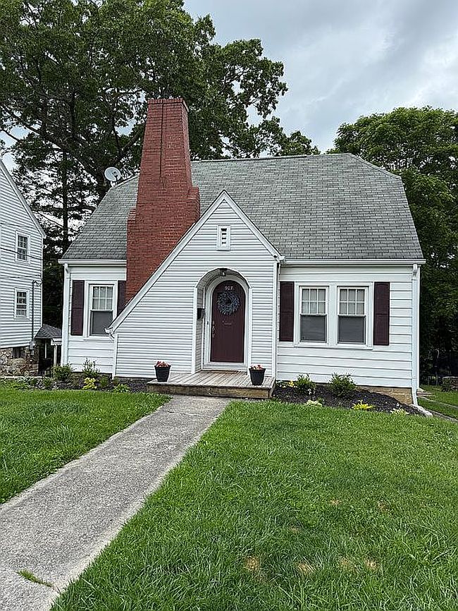 Photo of 907 Woodlawn Ave, Beckley, WV