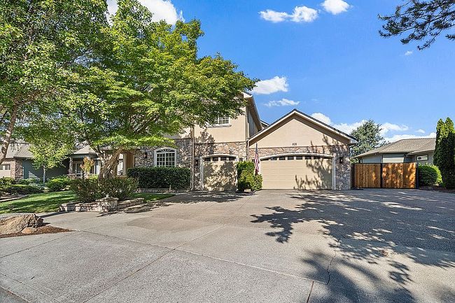 Photo of 828 Saint Andrews Way, Eagle Point, OR