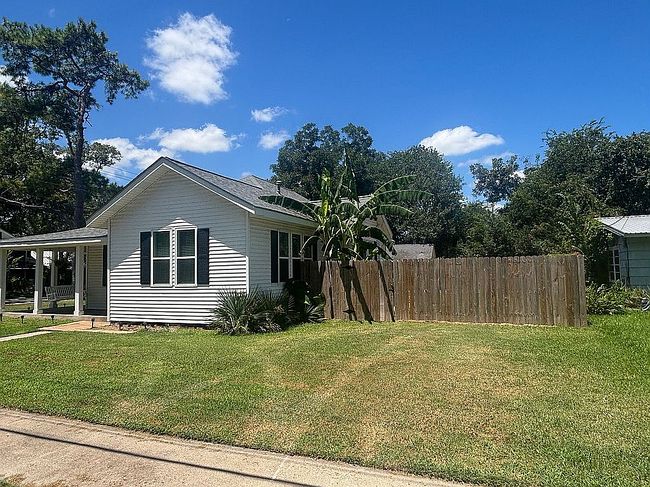 Photo of 314 W Brackenridge St, Edna, TX