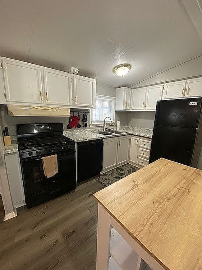 Photo of 326 Emerald Cir S, Whitmore Lake, MI