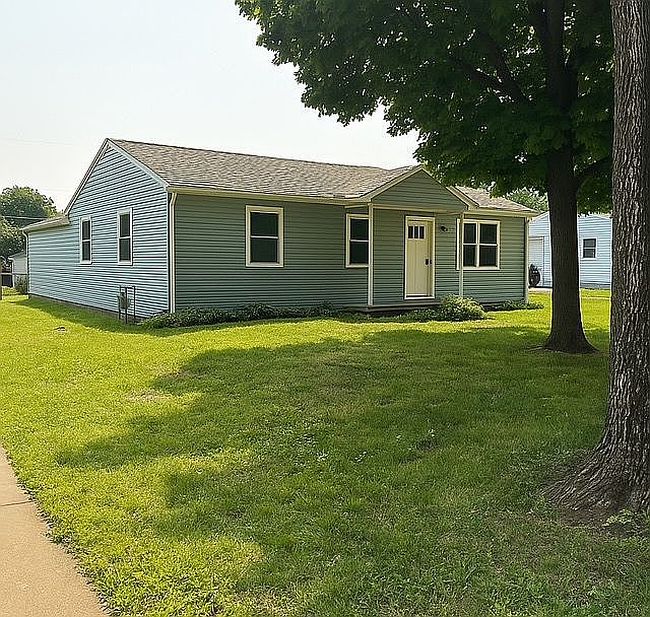 Photo of 1028 N State St, Lincoln, IL