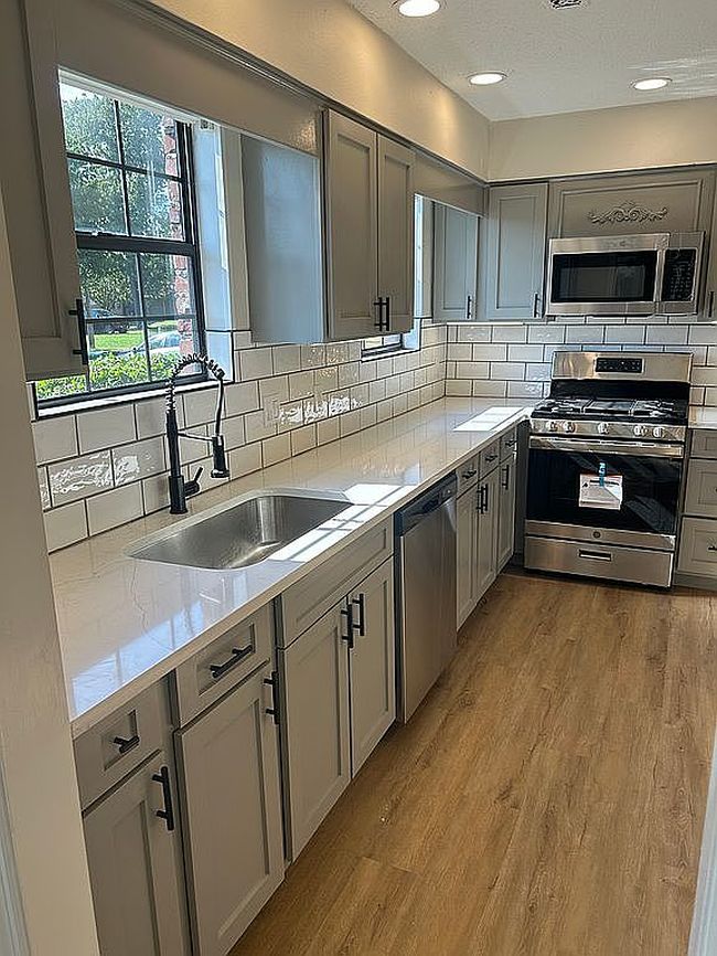 Photo of 1335 Village Green Dr