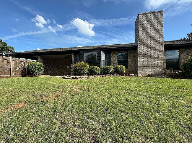 Photo of 101 Regency Dr, Clinton, OK