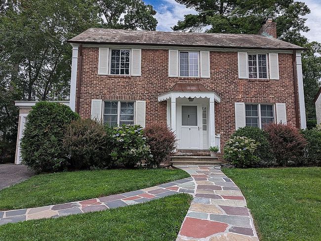 Photo of 9 Longview Pl, Great Neck, NY
