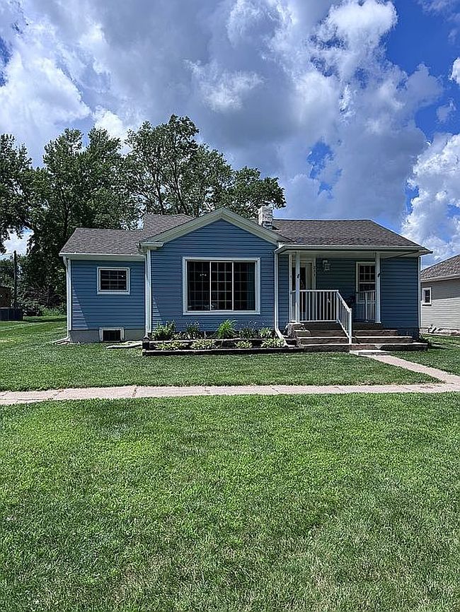 Photo of 211 N Derby Ave, Giltner, NE