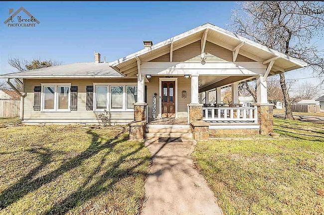 Photo of 616 E Gilbert St, Henrietta, TX