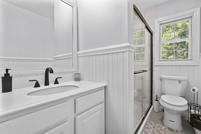 Photo of 575 N Georges Hill Rd, Southbury, CT