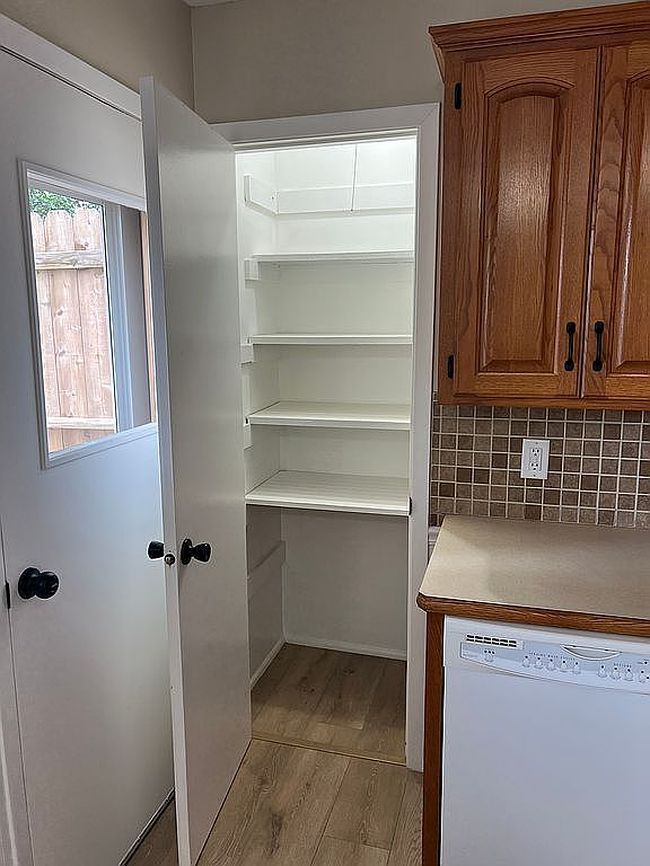 Photo of 818 Pine St, Halstead, KS