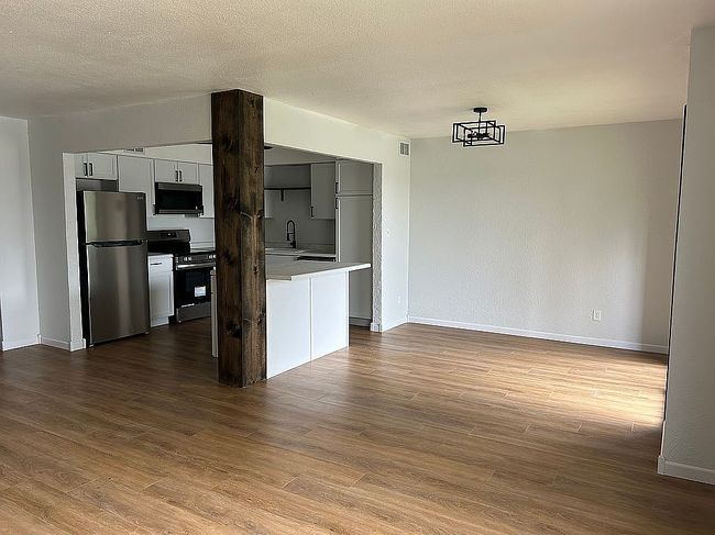 Additional photo 1 of property located at 5711 Golden Ct Ne Apt 44