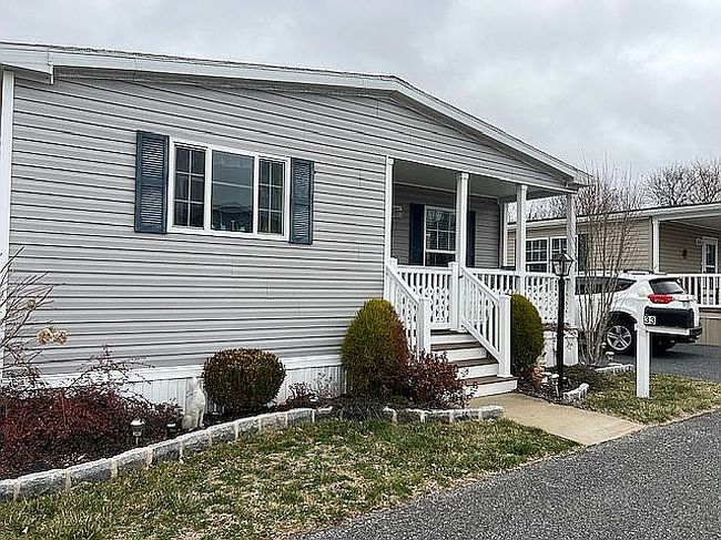Image of 33 Lynbrook Ln