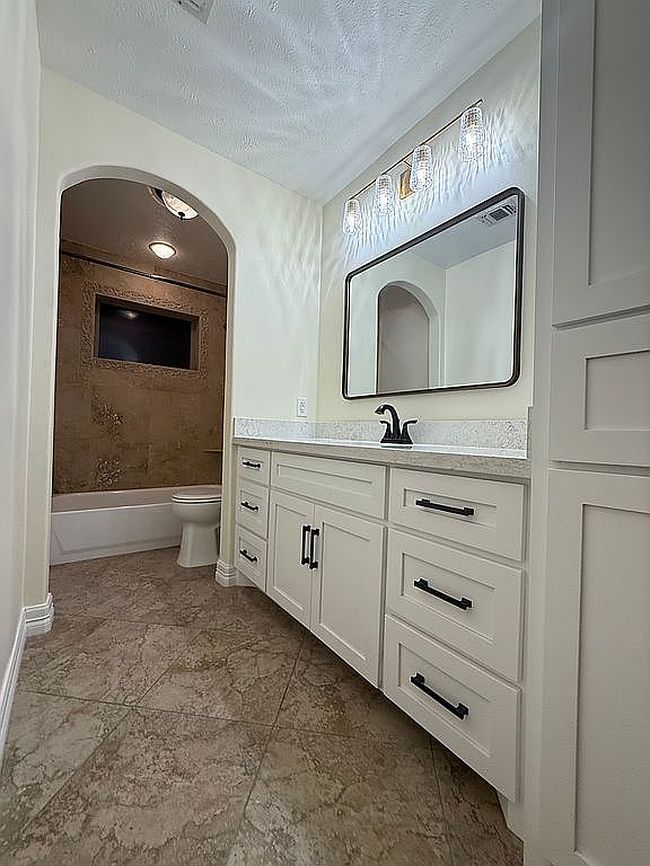 Photo of 346 Stonehenge Ln, Houston, TX