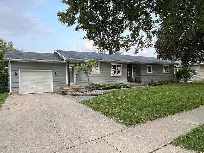 Photo of 109 16th St Sw, Waverly, IA