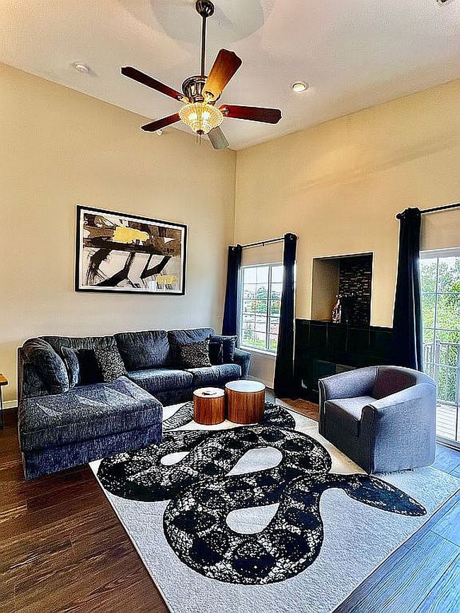 Photo of 3021 Holiday Ct #10
