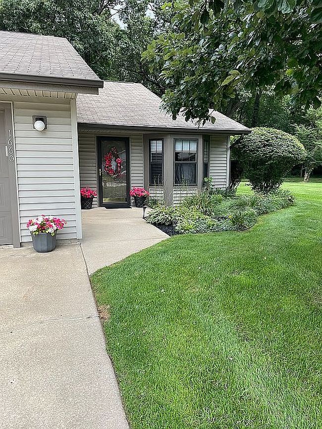 Photo of 1660 Pine Ridge Ct, Elkhart, IN