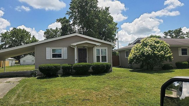 Photo of 320 Walnut Ave, Charleston, IL