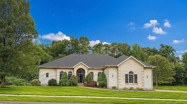 Photo of 174 Westfort Dr, Meriden, CT