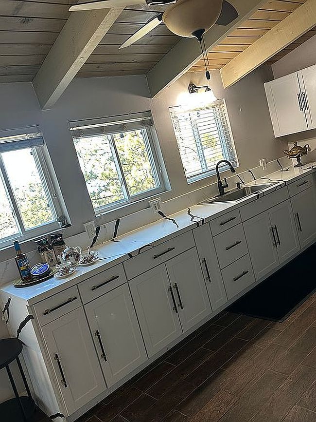 Image of 699 Lakeview Dr