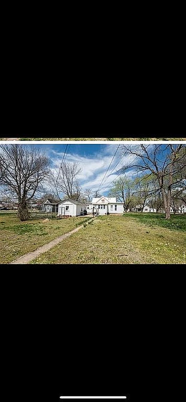 Image of 208 E 3rd Ave