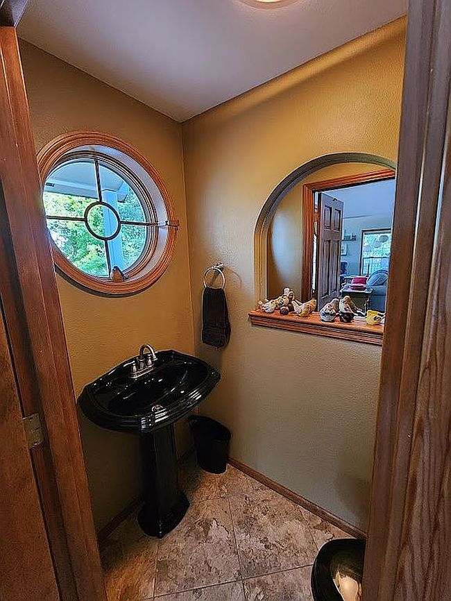 Photo of 622 Winter Creek Ln, Roseburg, OR
