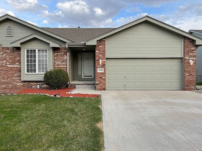 Photo of 11703 Lakeview Dr, Papillion, NE