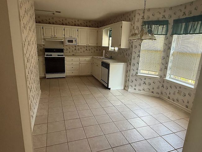 Additional photo 3 of property located at 1906 Pine Cir