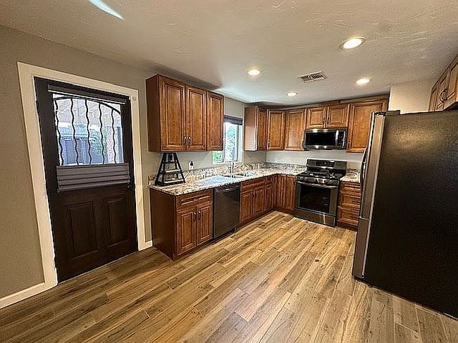 Additional photo 3 of property located at 5658 E Linden St