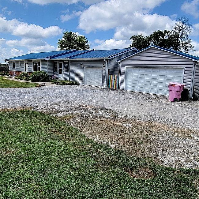 Photo of 211 S Runyon Ave, Taylorville, IL