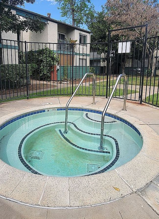 Image of 1817 E Grand Ave Unit 6