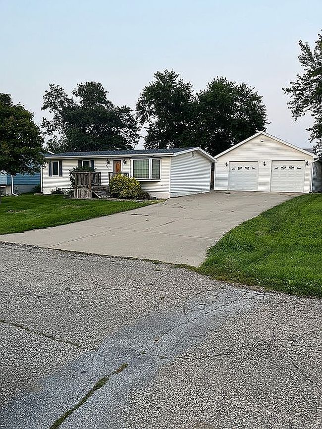 Photo of 601 Drury Ln, Le Grand, IA