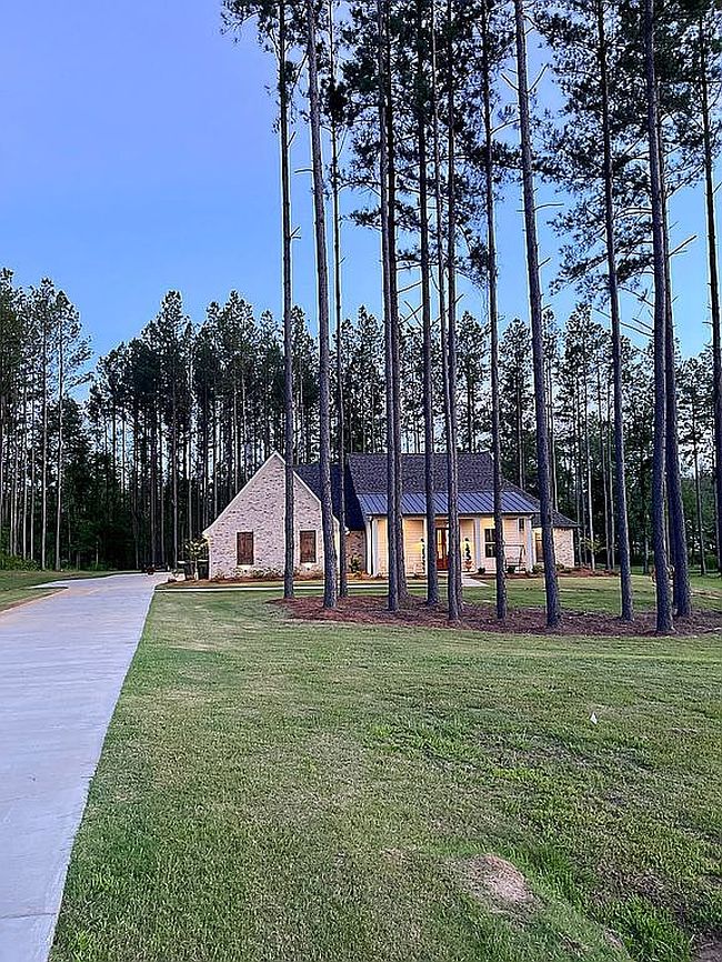 Photo of 202 Lost Oak Ln, Brandon, MS