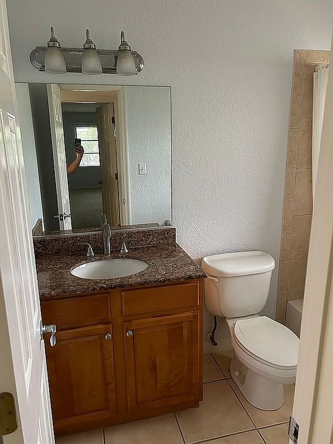 Additional photo 1 of property located at 912 La Costa Cir Unit 6